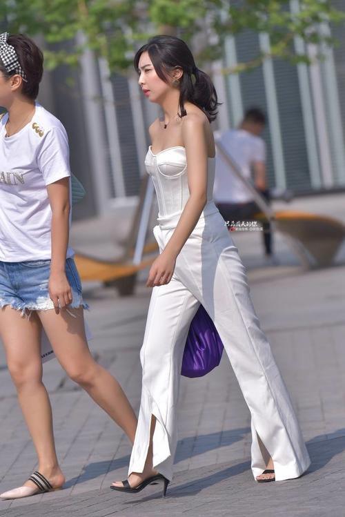 路人街拍，白色抹胸长裤套装，只有出席正式的场合才会这么穿吧