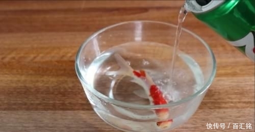  [鱼缸]老外奇葩测试：把碳酸饮料倒入鱼缸，只想让鱼儿品尝一下味道！