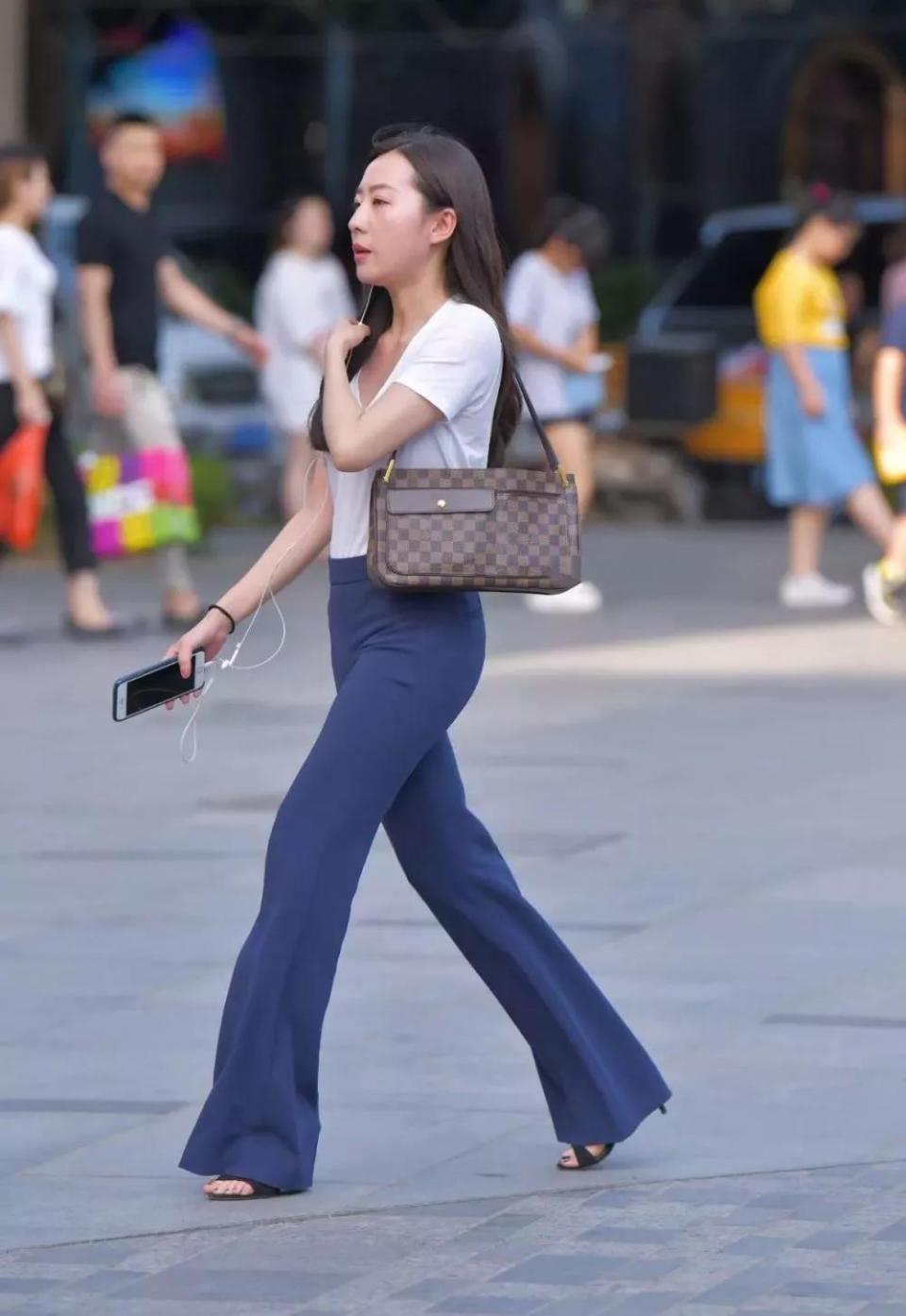 街拍：穿蓝色阔腿裤的美女秀出优雅身姿