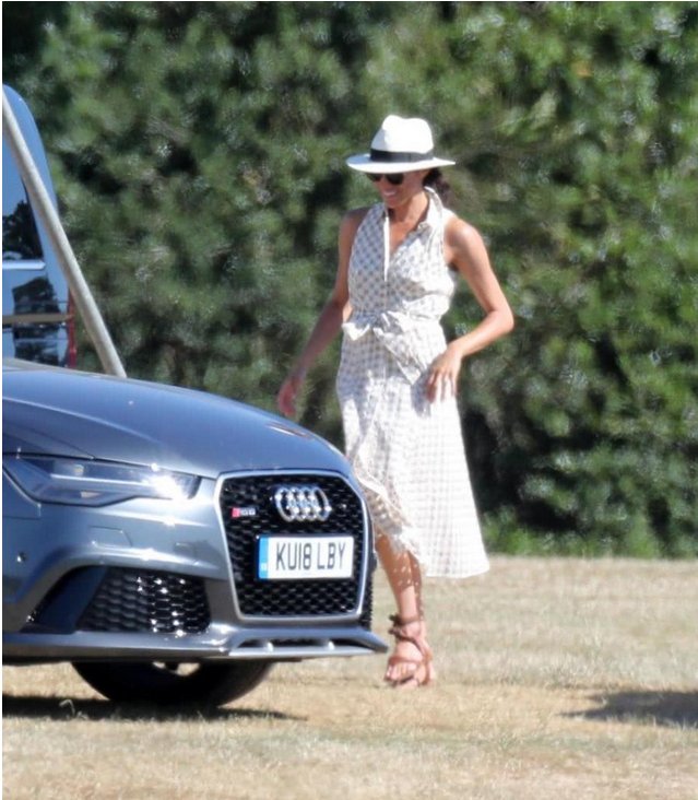 梅根看哈里王子打马球，穿镂空连衣裙秒断货，比女友时代更放松