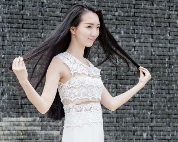 街拍:美女穿衣太任性,只凭几根“绳子”就敢上街,网友:美炸了