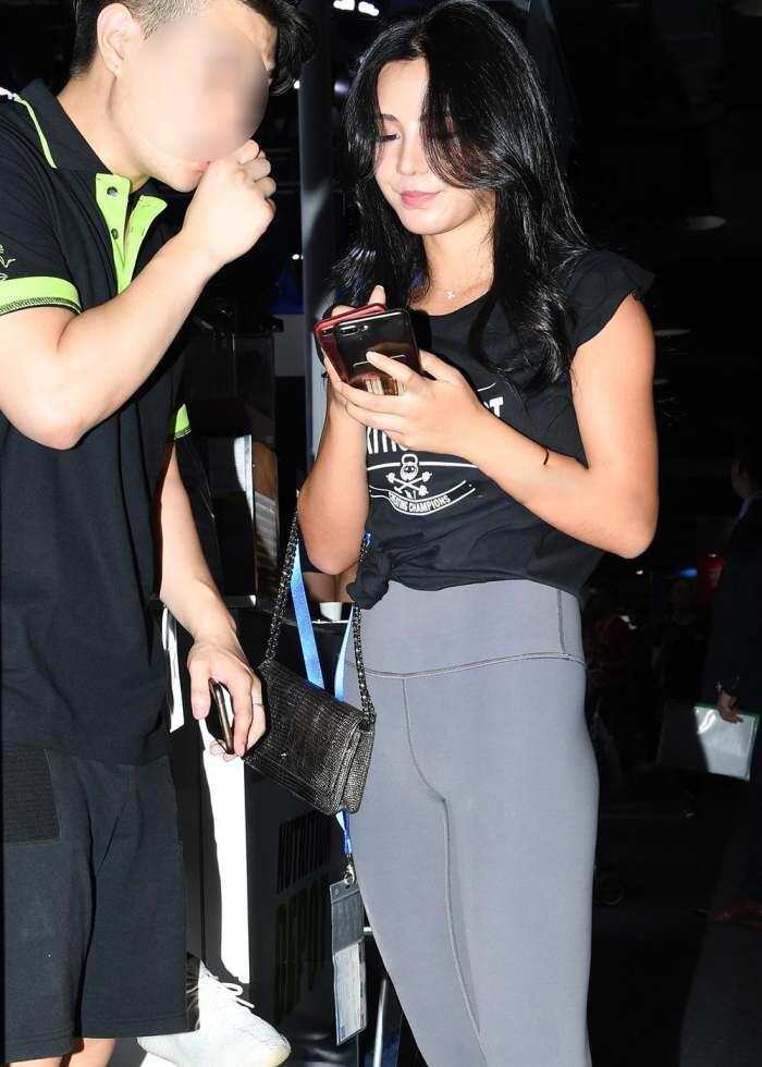 街拍: 紧身裤的小姐姐, 勾勒完美曲线