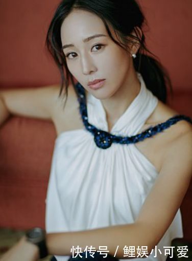 张钧甯出席活动，穿白色交叉露肩上衣配阔腿裤，锁骨让人羡慕！