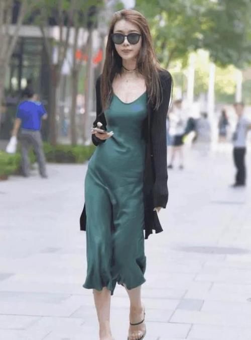  搭配：街拍：气质高雅的美女，一条墨绿色连衣裙外搭黑色开衫，时尚魅力
