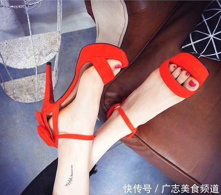  【翻天】怪不得香港女人不爱穿土掉渣平底鞋，如今流行时尚高跟鞋，美翻天