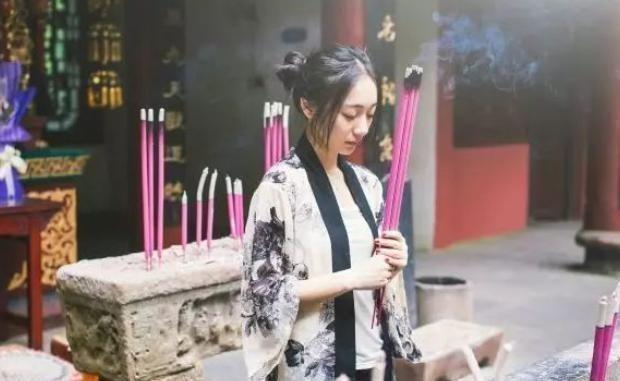 到寺庙中，烧香拜佛，有5点忌讳千万要牢记，很多人都不一定知道