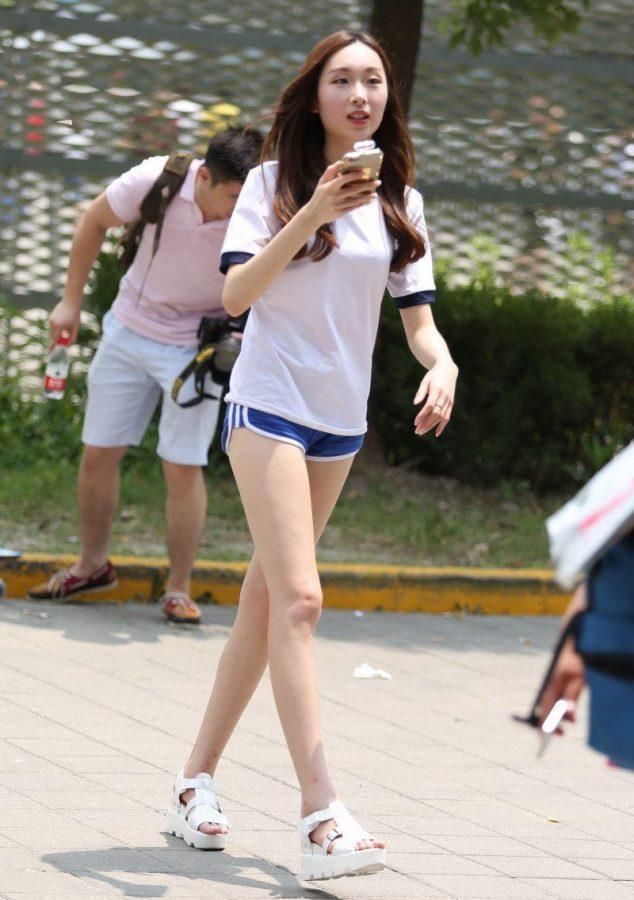 街拍:小美女纯洁亮丽脸蛋精致，令人心动不已!