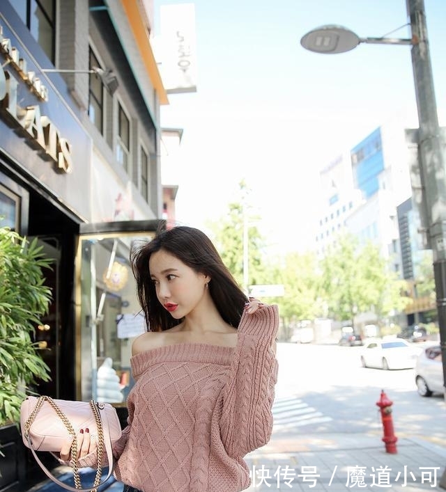 迷人■韩国女神露肩装穿搭紧身牛仔裤,性感迷人凸显大长腿