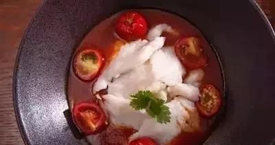  沥干油分■八道新派粤菜，用料广泛、手艺精湛