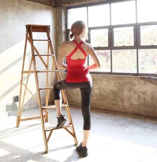 身材苗条的打底裤美女，颜值高气质好，回头率百分百！