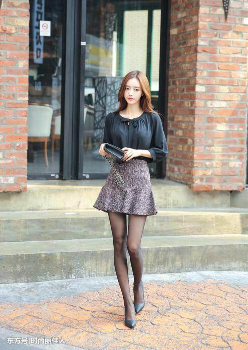 拼接连衣裙搭配性感黑丝袜，搭配什么都没有违和感，非常显瘦