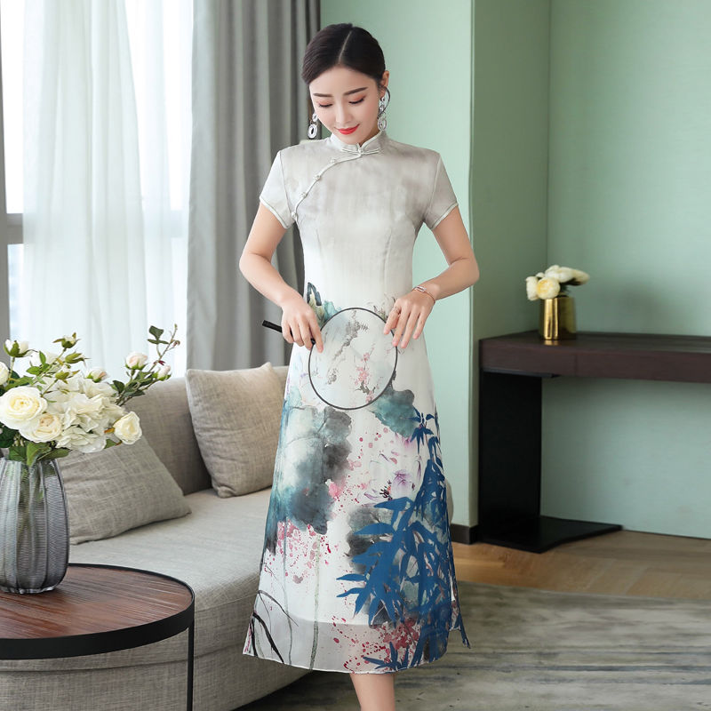 45岁小姨太会打扮!身穿旗袍配淡妆，妩媚动人，到哪都惊艳全场