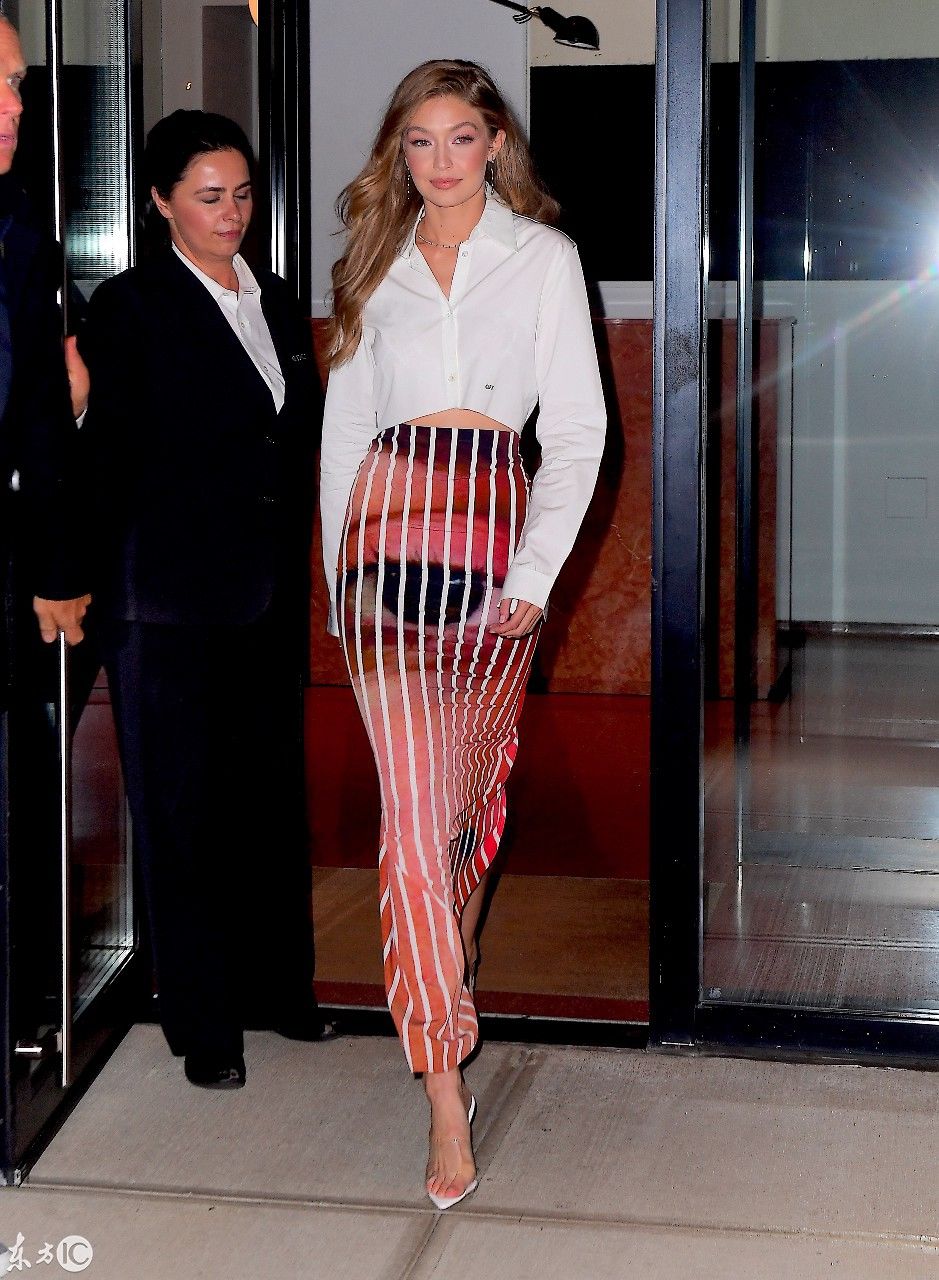 吉吉穿巨眼装参加聚会，工作人员眼神很有戏