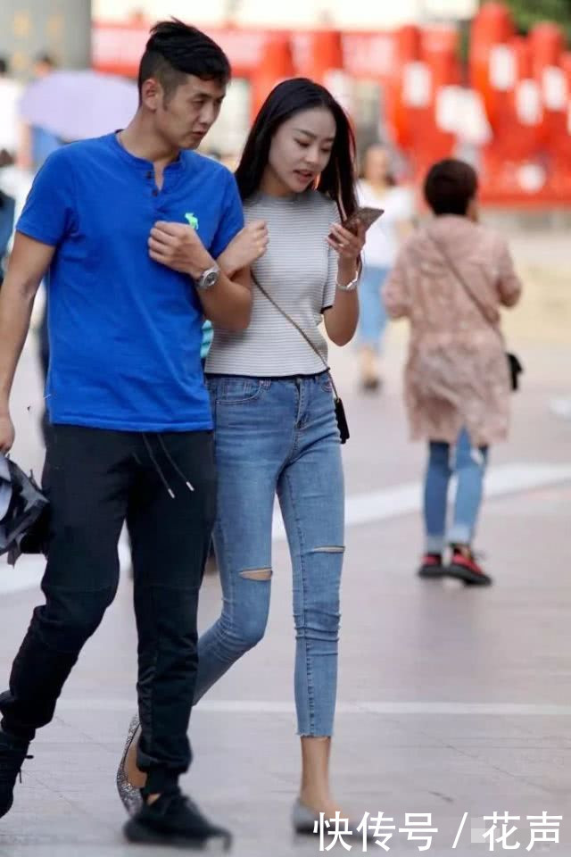 摄影：美女穿浅色牛仔裤，腿型真好看