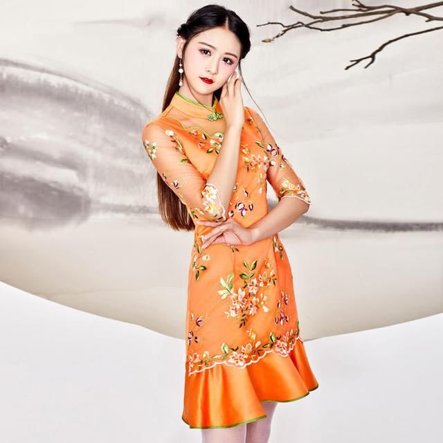 隔着岁月的一颦一动，皆在旗袍