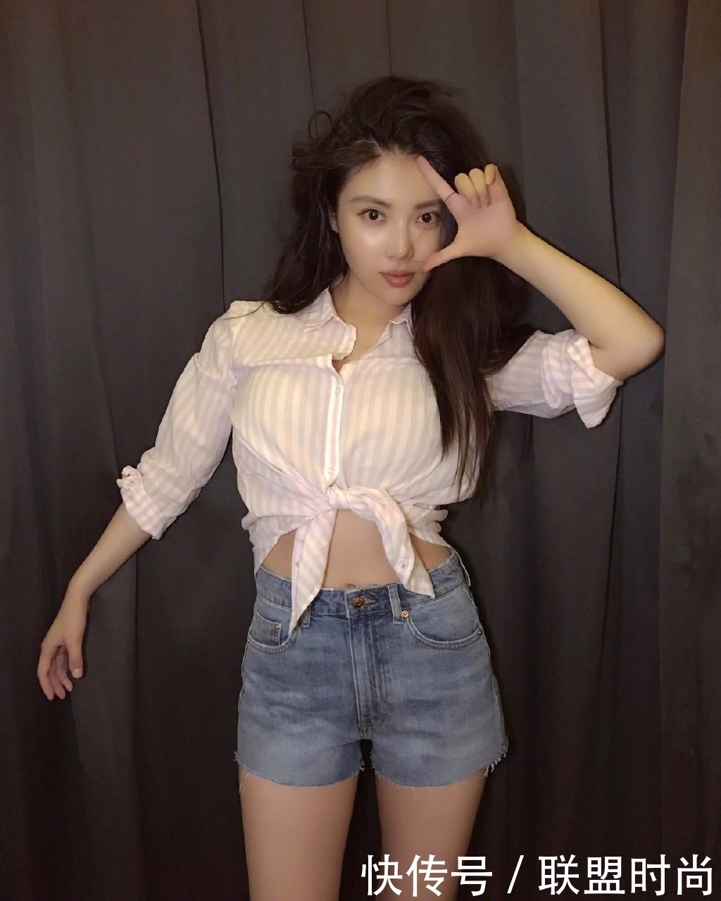 徐冬冬穿紧身T恤去机场，却被吐槽上下一样粗，网友：没点曲线感