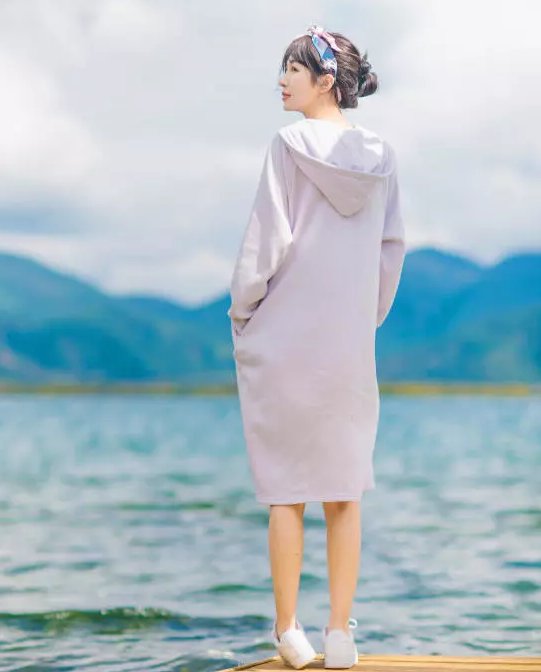 李菲儿穿露脚趾的渔网袜，不仅不辣眼还好看到爆，脚美就是不一样