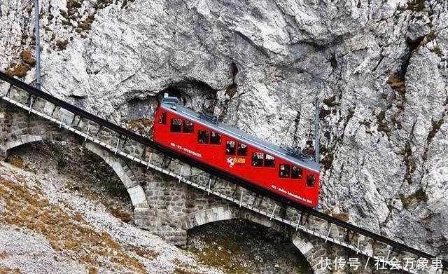 全球三大恐怖铁路:一半车身在悬崖外,常有被瀑布和海水淹没危险