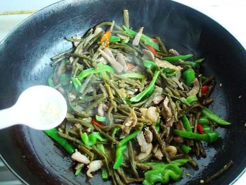  春天@春天最该吃的1道菜，炒一炒就熟，好吃营养高，又鲜又解馋！