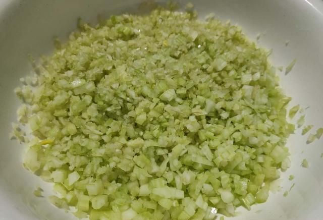 做法@老厨师教你做芹菜肉包子,皮薄馅多、松软可口,赶快收藏哦