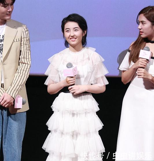 张子枫终于穿对了，白色蛋糕裙清新甜美范儿，网友：换双鞋更好！