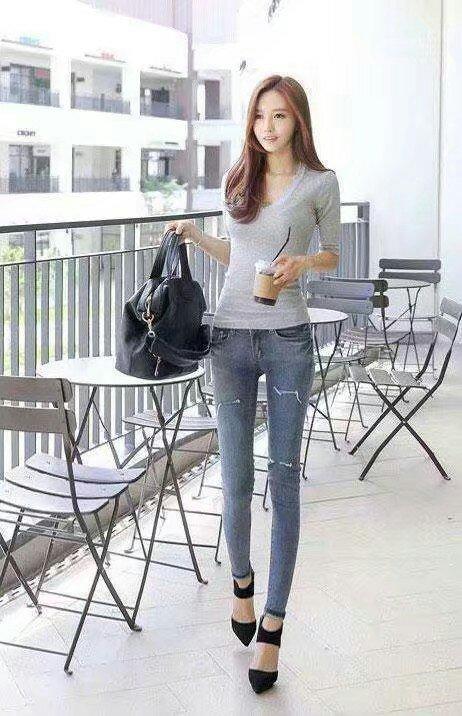 牛仔裤勾勒出美女完美身材，让你瞬间仙气十足