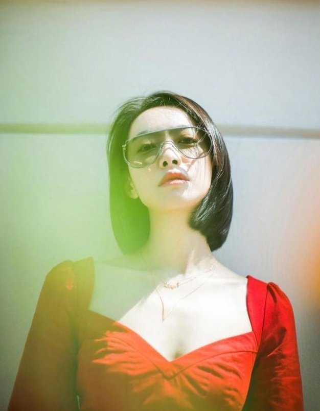 当宋茜穿深V遇见俞飞鸿，网友直呼:真的是冻龄啊，求支招