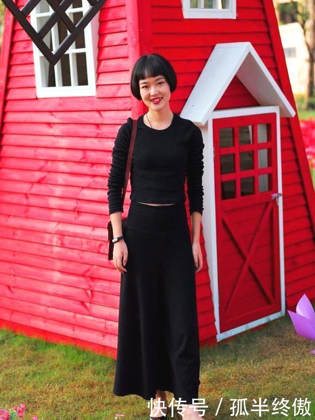 『短袖』街拍:齿如瓠犀的美女,一件花色的短袖配牛仔短裤,非常有女人味
