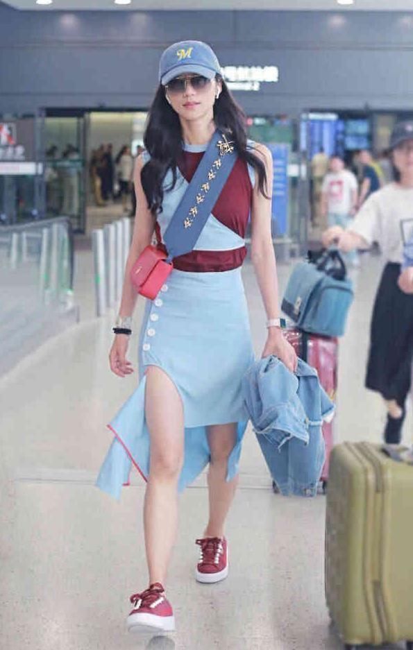韩雪也飘了!手撕裙造型现身机场，竟然还有点意外的好看!