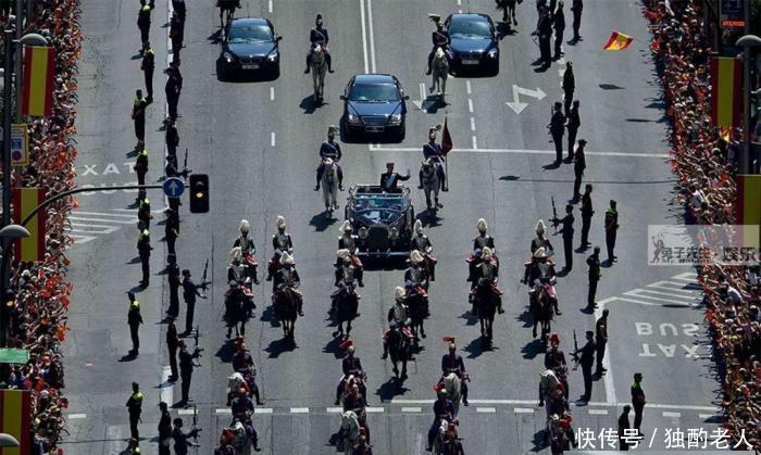 9岁西班牙公主个子小, 站在阳台石凳上与民众