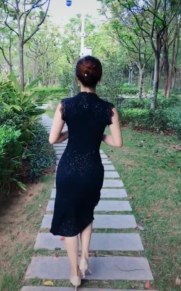  【旗袍风格】公园的旗袍美女，到底是逛街，还是秀身段?
