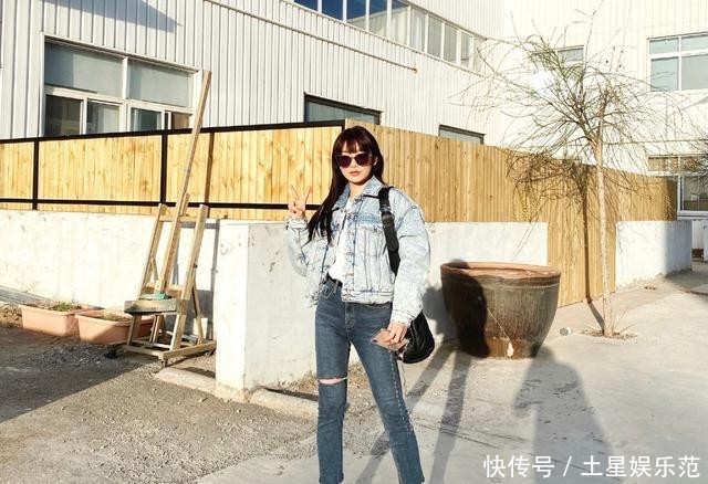 『少女』她是火箭少女的“小彩虹”,穿棒球服搭白T阔腿裤,腿长优越