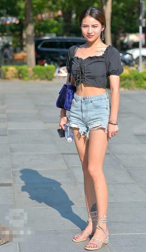 街拍:美女穿紧身旗袍上街，柳腰翘臀，一看这体重就不过百!