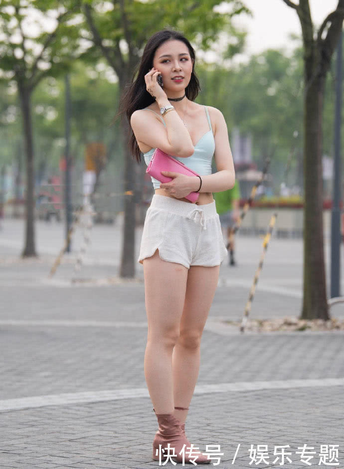 紧致的白色吊带小姐姐,屁股上有个小纹身俏皮可爱,纯棉短裤尽显