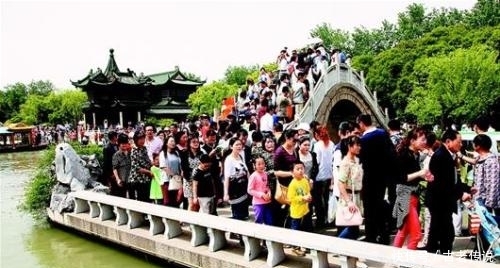 五一假期现象，西湖草坪长满人，游客：我动也不能动，退也不能退