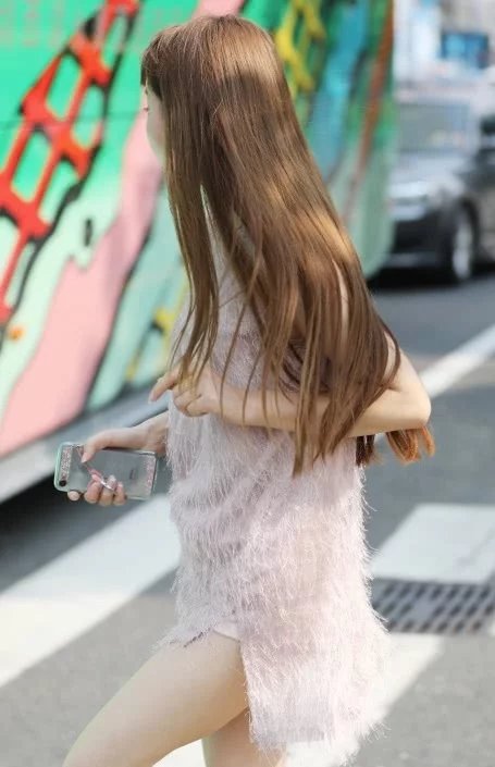 秀丽的小姐姐毛绒裙穿出朦胧曲线，侧脸很迷人