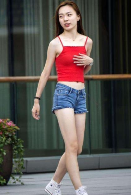  「黑色」街拍：黑色小短袖搭配黑色长裙，小姐姐楚楚可人，美丽大方