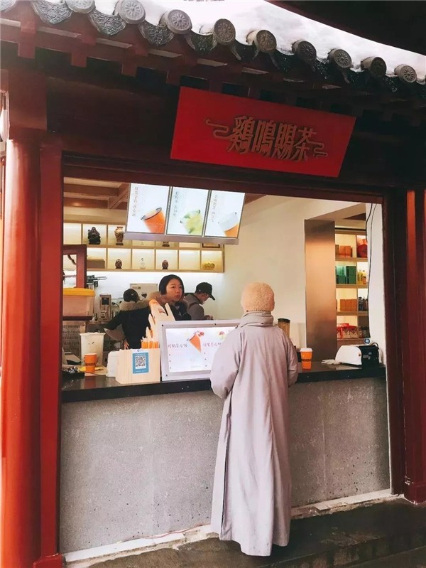 南京寺庙开\＂佛系\＂奶茶店;日本开机器人咖啡厅:哪个更吸引人?