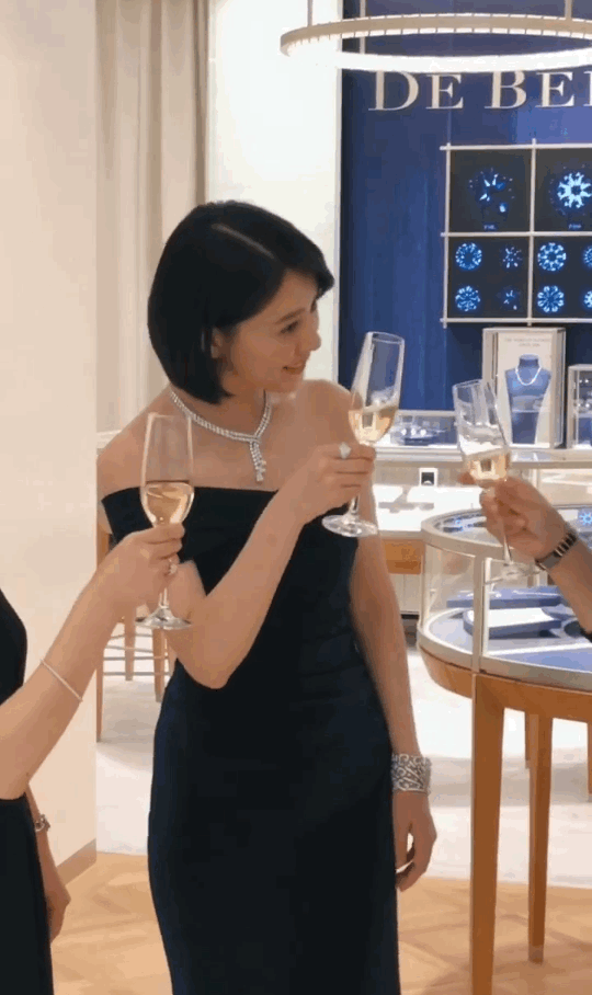 高圆圆优雅,迪丽热巴甜炸,杨幂搭配功力真的退步了?