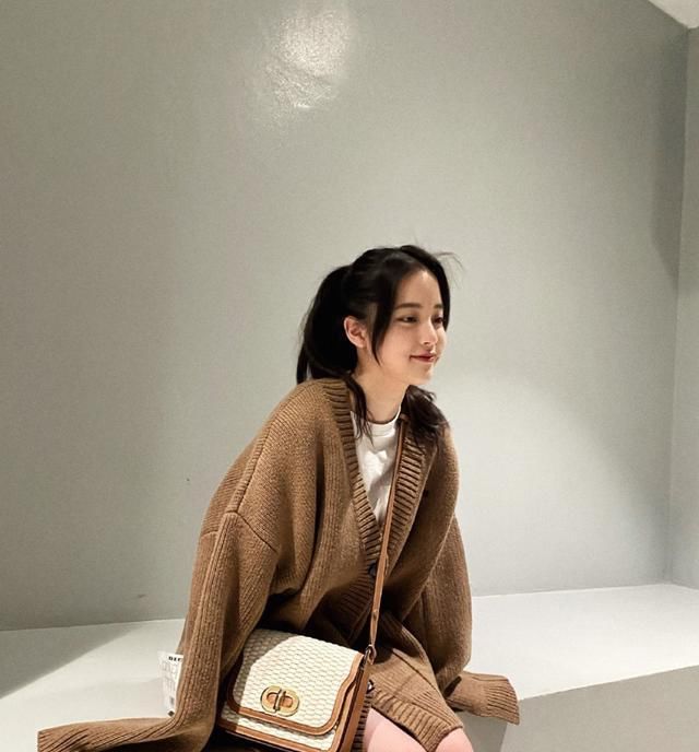  杨采钰■穿基础款大地色系,是一种怎样的体验?