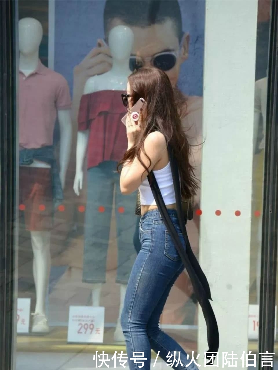 吊装@路人街拍:牛仔裤搭配白色吊装上衣,让你的美焕发光彩