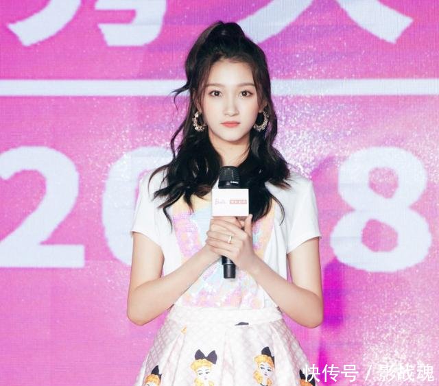 关晓彤为秀身材也是努力，把手都放进衬衫里了，感觉一动就走光！