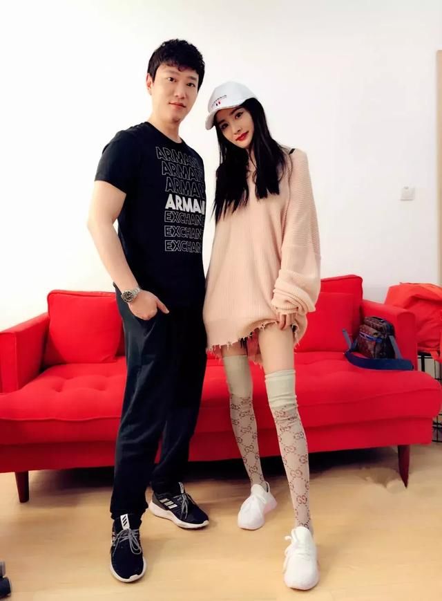 街拍女王杨幂回归！学会她这3种秋季穿搭套路，时髦的毫不费力！