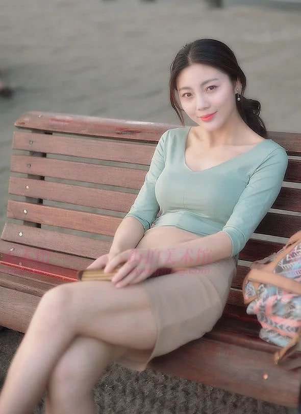 超美的气质小姐姐河边闲坐，精致的五官酷似范冰冰，身材比她好百