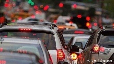 国庆长假七天高速免费,车流高峰要知道,否则会被堵在路上吃泡面