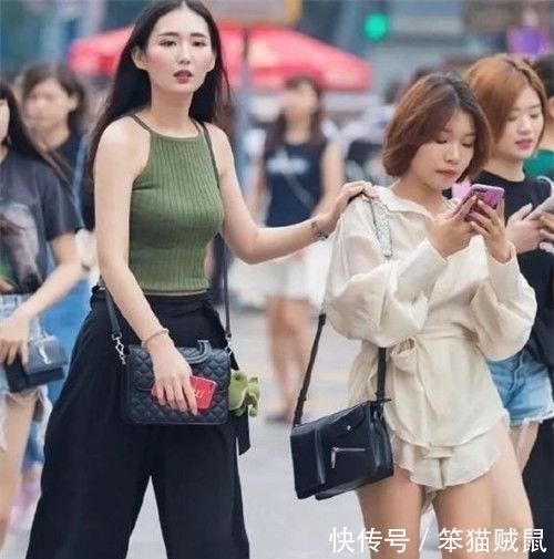 「 美女」感受别具一格的美,年轻美女街拍:风格独特的美女