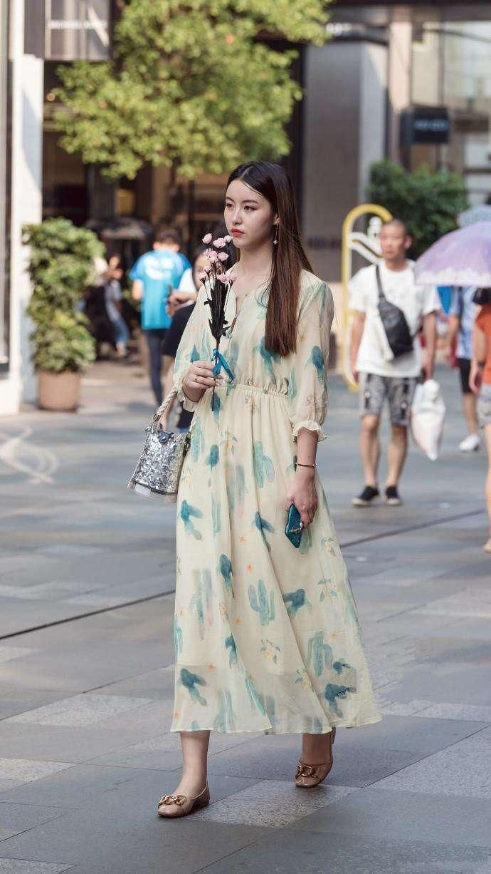 长发美女妹子身材高挑,长相令人惊艳,一双美腿更是吸睛!