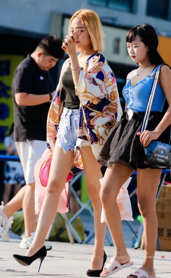 短发气质美女穿黑色吊带热裤大秀玲珑身材，上凸下翘吸睛无数