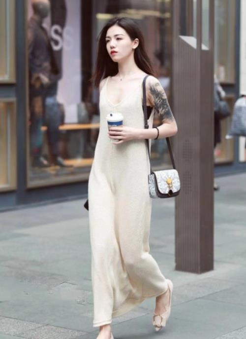 「短裤」街拍:小姐姐穿白色上衣配短裤,身材苗条有致,曼妙动人