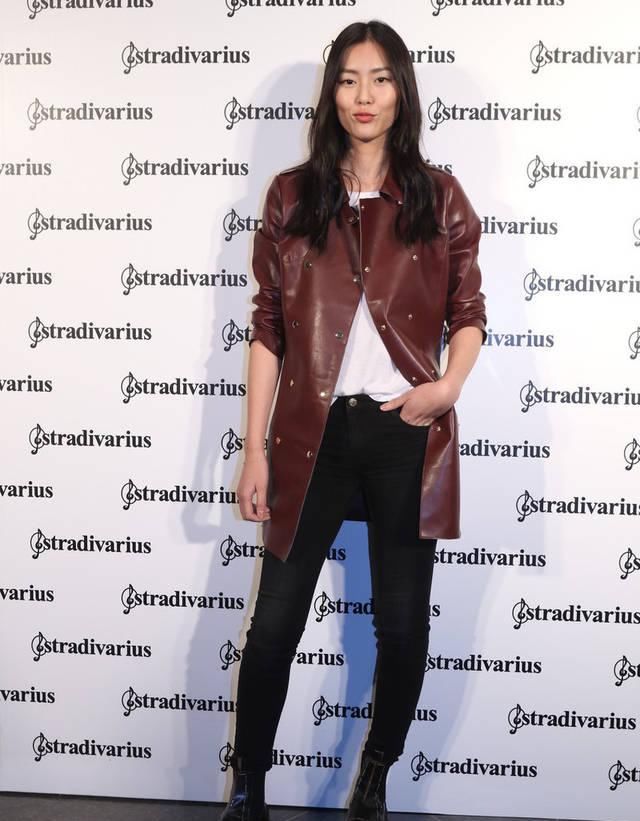  没错@春季换件风衣吧，今年流行复古皮风衣，跟刘雯学肯定没错